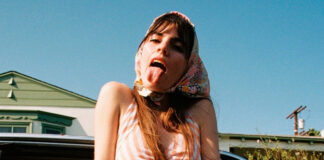 Hazel English aborda um relacionamento doloroso e frustrante no single “Heartbreaker”