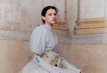 El Perro del Mar canta sobre conviver com o luto e peso emocional no single “Kiss of Death”