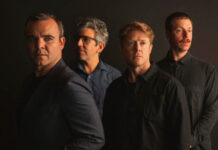 Future Islands canta uma relação de longa distância no single “Say Goodbye”