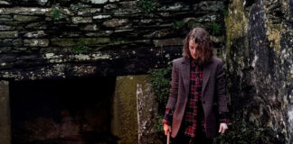 Gemma Hayes canta a fragilidade de um relacionamento no single “FEED THE FLAMES”