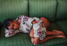 Jamila Woods retrata um sentimento de melancolia após um término no videoclipe de “Still”