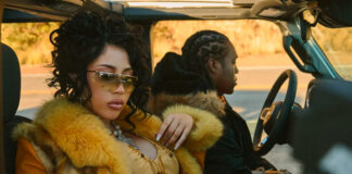 Kali Uchis revela gravidez no lançamento do videoclipe duplo de “Tu Corazón Es Mio” e “Diosa”