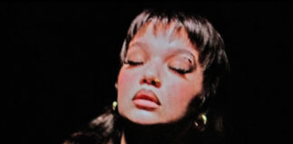 Lola Young detalha um relacionamento tóxico no single “Wish You Were Dead”