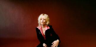 Jessica Pratt anuncia o álbum ‘Here in the Pitch’ e lança o single “Life Is”