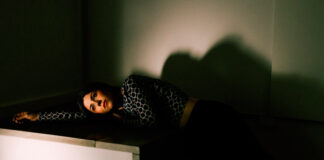 Julia Holter busca evocar o hormônio do amor no single “Evening Mood”
