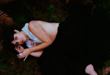 Bat for Lashes celebra o vínculo materno no single “Letter To My Daughter”