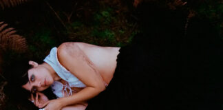 Bat for Lashes celebra o vínculo materno no single “Letter To My Daughter”