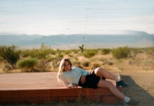 Jade Bird lança o single “You’ve Fallen In Love Again” com produção de Mura Masa