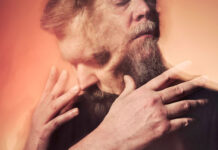 John Grant anuncia o álbum ‘The Art of the Lie’ e lança o single “It’s a Bitch”