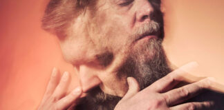 John Grant anuncia o álbum ‘The Art of the Lie’ e lança o single “It’s a Bitch”