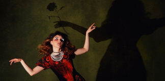 Lauren Mayberry, do CHVRCHES, canta a pressão de se moldar no single “Change Shapes”
