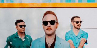 Two Door Cinema Club retorna com seu som clássico no single “Happy Customers”