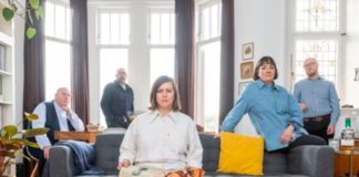 Camera Obscura lança o single “Liberty Print” do álbum ‘Look to the East, Look to the West’