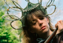 Maya Hawke canta sobre testemunhar uma relação tóxica no single “Hang In There”