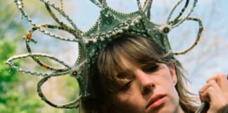 Maya Hawke canta sobre testemunhar uma relação tóxica no single “Hang In There”