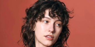 King Princess lança cover de “Dirty Work”, clássico do Steely Dan, para a série ‘Hacks’