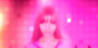 PinkPantheress lança o single “Turn it up” com sample de clássico de Selena