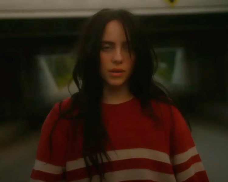 Billie Eilish vive um relacionamento conturbado no videoclipe de 