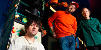Bright Eyes anuncia o álbum ‘Five Dice, All Threes’ e lança o single “Bells and Whistles”