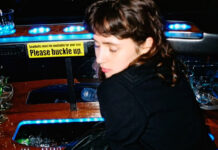 Clairo canta a dificuldade de entregar-se ao amor no single “Nomad”