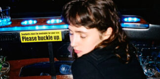 Clairo canta a dificuldade de entregar-se ao amor no single “Nomad”
