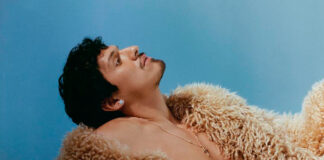 Omar Apollo resgata a era disco, com influência de Giorgio Moroder, no single “Less Of You”