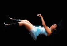 Pom Pom Squad canta sobre desafios e lutas pessoais enfrentados ao longo do ano no single “Dowhill”