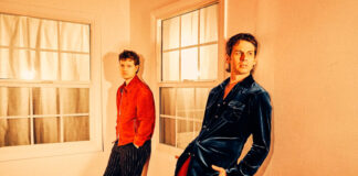 Foster the People busca por transformação pessoal e reflete sobre o passado em “Chasing Low Vibrations”