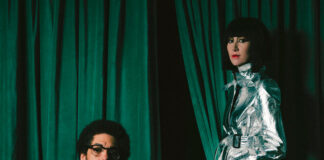 Karen O, do Yeah Yeah Yeahs, e Danger Mouse retomam parceira com o single “Super Breath”