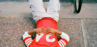 Toro y Moi lança o single “Heaven”, com Kevin Abstract e Lev, do álbum ‘Hole Erth’