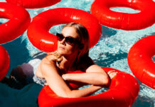 Florrie canta um amor de verão à beira da piscina no single “Swimming Pool”