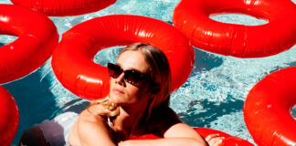 Florrie canta um amor de verão à beira da piscina no single “Swimming Pool”
