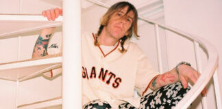 Christopher Owens canta sobre a importância da música em sua vida no single “This Is My Guitar”