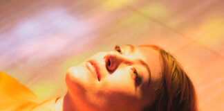 Cornelia Murr busca superar desafios e encontrar sentido na vida em “How Do You Get By”