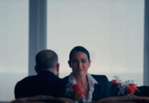 Joan As Police Woman canta um amor que trouxe paz no videoclipe de “Remember the Voice”