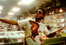 Leon Bridges celebra momentos de nostalgia e prazer no single “That’s What I Love”