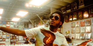Leon Bridges celebra momentos de nostalgia e prazer no single “That’s What I Love”