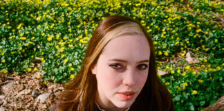Soccer Mommy celebra uma relação amorosa, apesar das falhas, no single “Driver”
