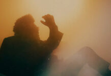 The Weeknd canta um amor que resiste aos riscos e ao caos no single “Dancing In The Flames”