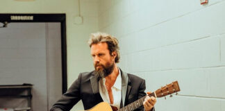 Father John Misty lança o single “She Cleans Up” do álbum ‘Mahashmashana’