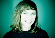 Kim Deal celebra o início e o fim de um relacionamento no single “A Good Time Pushed”