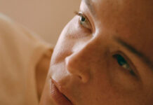 Maggie Rogers processa o fim de um romance no single “In The Living Room”