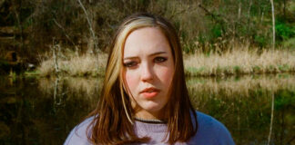 Soccer Mommy fantasia sobre um romance digital no single “Abigail”