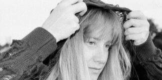 The Weather Station anuncia o álbum ‘Humanhood’ e lança o single “Neon Signs”
