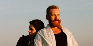 Tom Rasmussen lança o single “Never Look Back”, com Romy, do álbum ‘Live Wire’