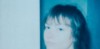 Angel Olsen anuncia o projeto ‘Cosmic Waves’ e lança cover de Poppy Jean Crawford