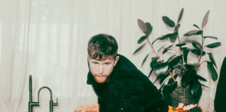 James Blake reflete sobre o estado do mundo e um possível fim iminente no single “Like The End”