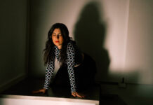 Julia Holter revela a faixa “The Laugh Is in the Eyes”, demo do álbum ‘Something in the Room She Moves’