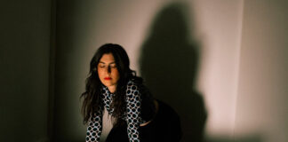 Julia Holter revela a faixa “The Laugh Is in the Eyes”, demo do álbum ‘Something in the Room She Moves’