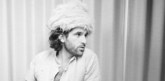 Charles Costa abandona o nome artístico King Charles e lança seu álbum de estreia homônimo